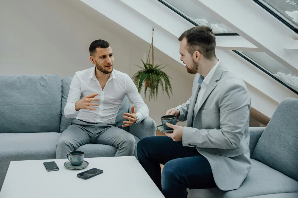 homens-de-roupas-sociais-conversando-por-que-o-marketing-industrial-é-essencial-no-mercado-B2B