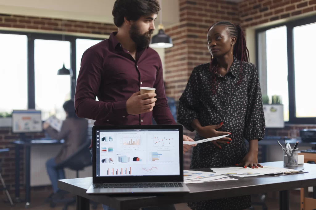A consultoria em marketing digital ajuda a mensurar resultados e tomar decisões com base em dados.