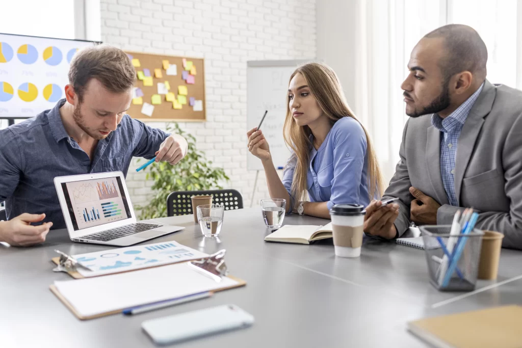 Uma consultoria estratégica de marketing digital permite antecipar tendências e inovar com clareza.