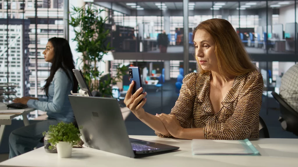 A geração de demanda envolve o uso de estratégias digitais de alta conversão para conectar a empresa aos clientes certos.